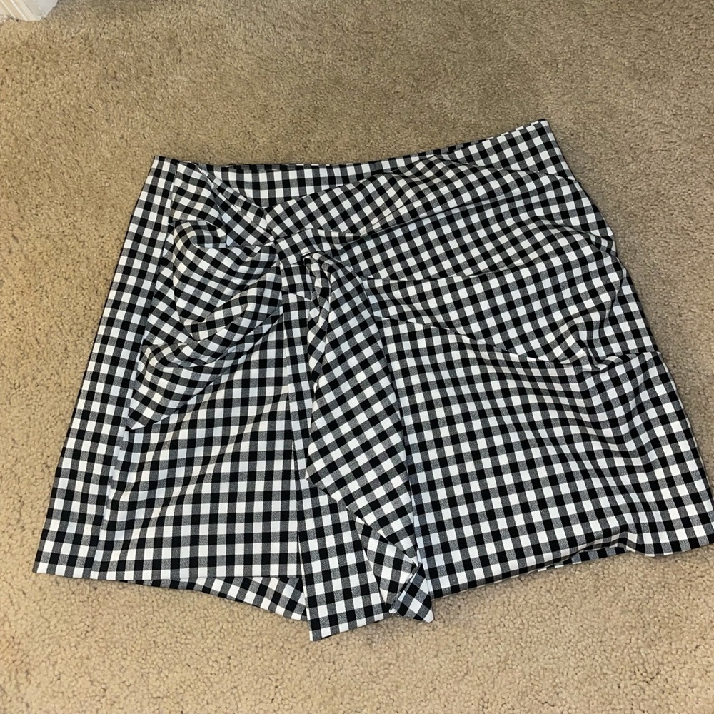 Size M Zara black and white gingham skort